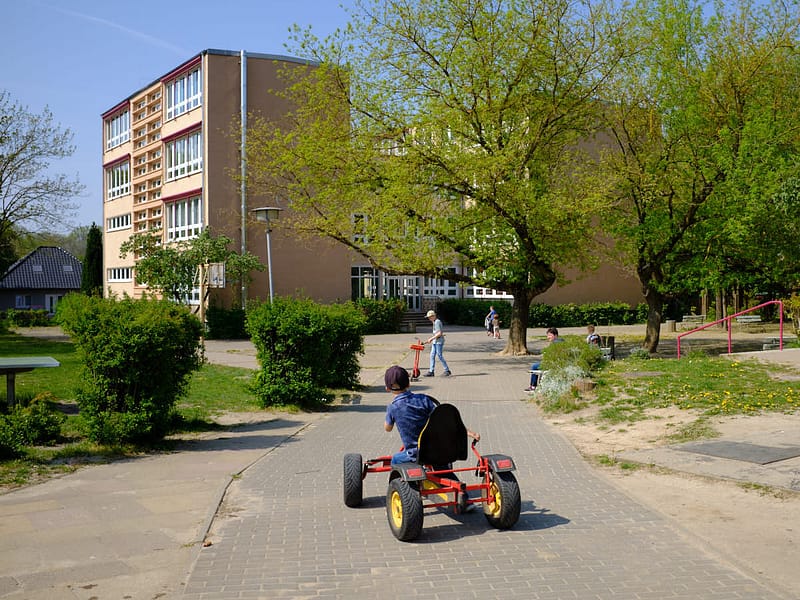 Grundschule Wildberg, Am Burgwall, Gemeinde Temnitz - Schulhof im Mai